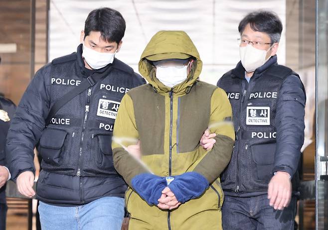 아내 살해 혐의를 받는 50대 미국 변호사 A씨가 지난해 12월 6일 오후 서울 서초구 서울중앙지방법원에서 영장실질심사를 받기 위해 법원으로 들어가고 있다. (사진=뉴시스)