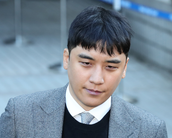사진은 2020년 1월 13일 서울중앙지법에서 열린 구속 전 피의자 심문(영장실질심사)을 받은 뒤 법원을 나서는 승리. 〈자료사진=연합뉴스〉