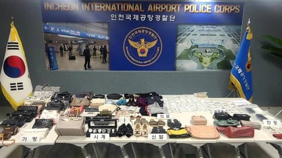 경찰이 항공사 하청 직원에게 압수한 명품 가방 등 피해 물품 〈사진=인천경찰청〉