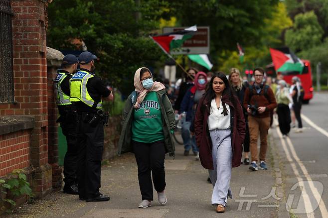 영국 옥스퍼드대에서 친 팔레스타인 시위대가 팔레스타인 국기를 들고 시위를 벌이고 있다. 2024.5.23 ⓒ 로이터=뉴스1 ⓒ News1 강민경 기자