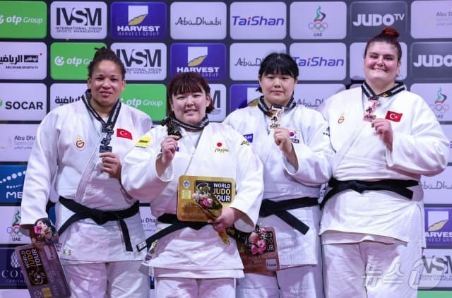 78㎏ 이상급에서 동메달을 따낸 김하윤(왼쪽에서 3번째)(국제유도연맹 제공)