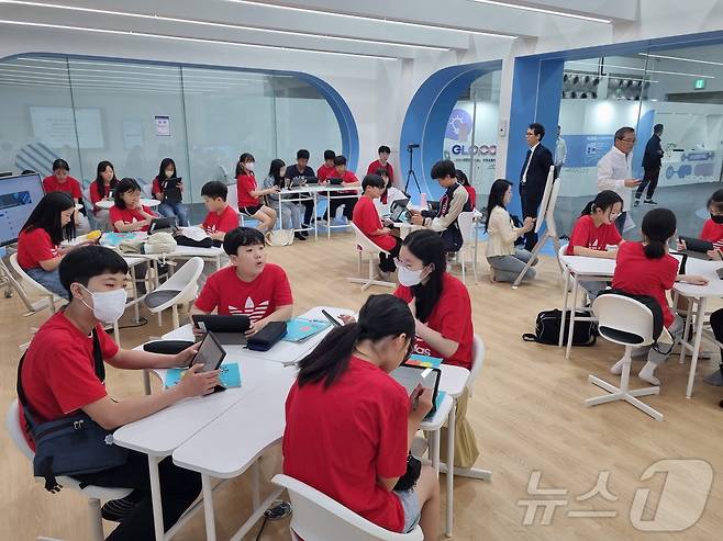 박람회장에 구축된 미래교실에서 사전수업을 받고 있는 학생들/뉴스1