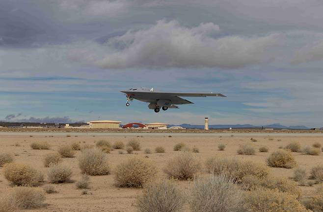 22일(현지시간) 미국 공군이 차세대 스텔스 폭격기 'B-21 레이더'의 시험비행 사진을 처음 공개했다. 2024.05.22/ (미 공군 제공)