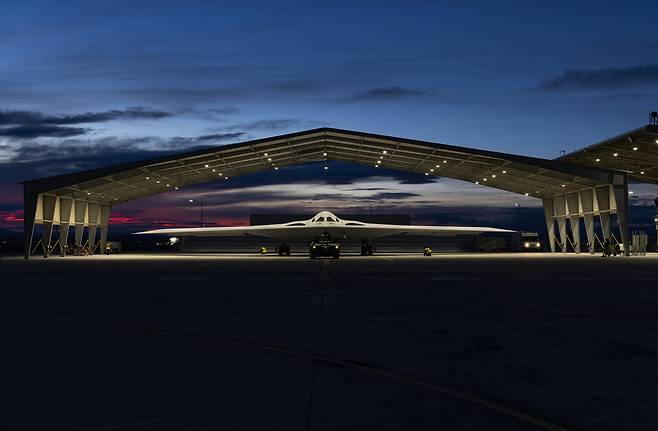 22일(현지시간) 미국 공군이 차세대 스텔스 폭격기 'B-21 레이더'의 시험비행 사진을 처음 공개했다. 사진은 격납고에 세워진 B-21. 2024.05.22/ (미 공군 제공)