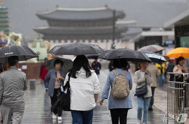 수도권 지역에 비가 내리는 15일 오후 서울 종로구 광화문광장에서 우산을 쓴 시민들이 발걸음을 옮기고 있다. 2024.5.15/뉴스1 ⓒ News1 이재명 기자