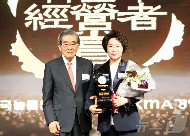 가천대 이길여 총장(오른쪽)이 24일 이봉서 한국능률협회장(왼쪽)으로부터 '한국의 경영자상'을 수상하고 기념사진을 촬영하고 있다. (가천대 제공)