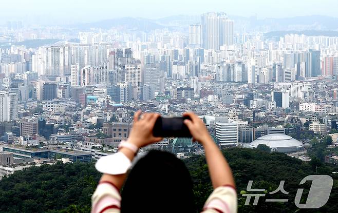 서울 남산에서 바라본 도심에 아파트 단지와 주택가가 보이고 있다.  2024.5.20/뉴스1 ⓒ News1 장수영 기자