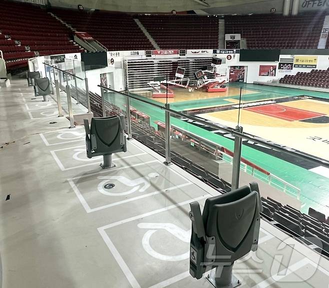 경기 안양도시공사가 정관장 레드부스터스 농구단의 홈경기장으로 사용되는 안양실내체육관 내에 장애인 전용관람석 10석을 설치했다.(안양도시공사 제공)/