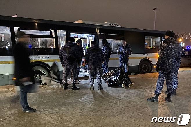 23일 (현지시간) 러시아 모스크바 외곽 크라스노고르스크의 크로커스 시티홀에 무장 괴한들이 총기를 난사해 최소 143명이 숨진 현장에서 경찰들이 시신을 살피고 있다. 2024. 3. 24 ⓒ AFP=뉴스1 ⓒ News1 우동명 기자