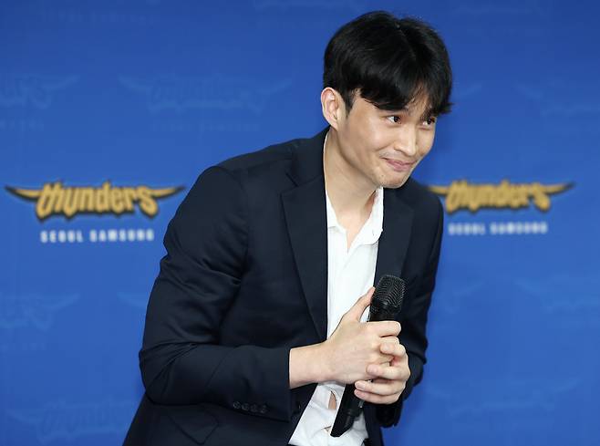 KBL로 돌아온 이대성

    (서울=연합뉴스) 류영석 기자 = 농구선수 이대성이 22일 오후 서울 강남구 KBL센터에서 열린 프로농구 서울 삼성 입단 기자회견에 참석하며 인사하고 있다. 2024.5.22

    ondol@yna.co.kr

<저작권자(c) 연합뉴스, 무단 전재-재배포, AI 학습 및 활용 금지>