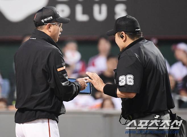 22일 대전 한화생명이글스파크에서 열린 한화와 LG의 경기. 3회 볼 판정에 어필하는 한화 최원호 감독. 대전=송정헌 기자songs@sportschosun.com/2024.05.22/