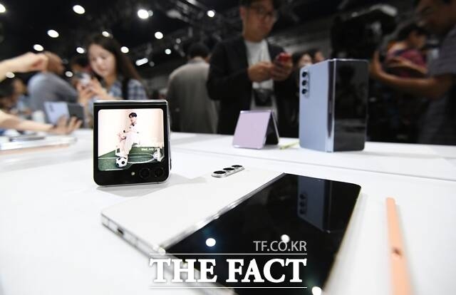 삼성전자가 오는 7월 10일 프랑스 파리에서 '갤럭시 언팩'을 열고 폴더블폰 신제품을 공개한다. 사진은 지난해 출시된 '갤럭시Z플립5'와 '갤럭시Z폴드5'. /박헌우 기자