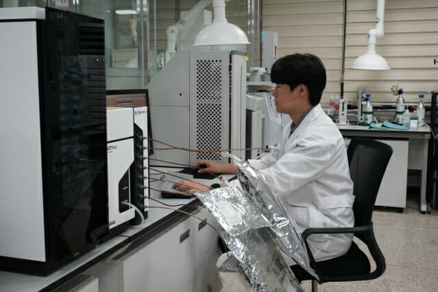 KTL 연구원이 악취 바이오 가스를 측정 분석하고 있다.