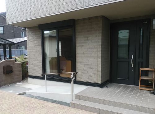 일본 노인이 주택 개조 서비스를 신청해 계단 옆 경사로를 설치한 주택의 모습. 휠체어가 쉽게 지나다닐 수 있게 됐다. 사진출처=산쿄 알루미늄(三協アルミ社) 홈페이지
