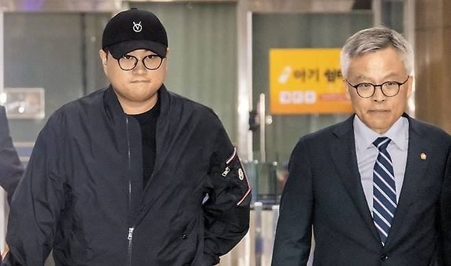 지난 21일 밤 서울 강남경찰서에서 조사를 받고 나오는 트로트 가수 김호중(사진 왼쪽)씨와 그의 변호인인 조남관 변호사. /연합뉴스