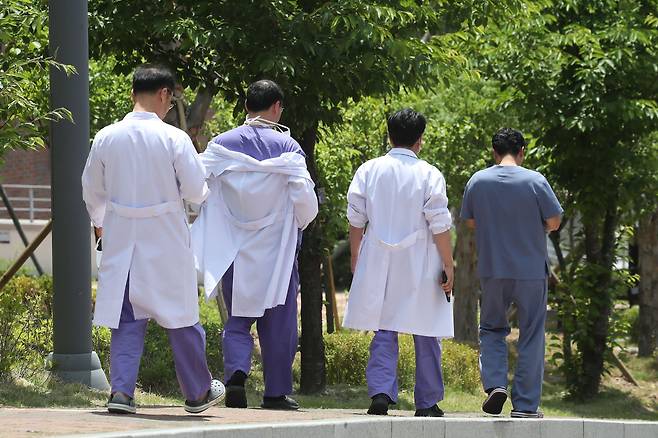 지난 23일 대구의 한 대학병원에서 의료진이 이동하고 있다. /뉴스1