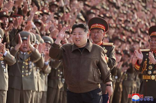 김정은 북한 국무위원장이 지난 22일 노동당 중앙간부학교 건설에 참여한 군인·설계자들과 기념 공연을 한 예술인들과 기념사진을 찍었다고 조선중앙통신이 23일 보도했다. ⓒ연합뉴스