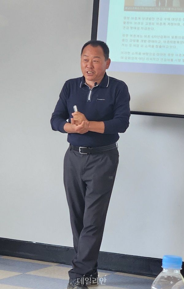 중리어촌체험마을 어촌계장이자 해품감태영농조합법인 대표이사인 박현규 씨가 취재진에 마을에 대해 설명하고 있다. ⓒ공동취재단