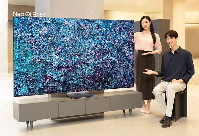 삼성전자 모델이역대급 성능의 '3세대 AI 8K 프로세서'를 탑재한 2024년형 Neo QLED 8K TV 신제품을 소개하고 있다.ⓒ삼성전자
