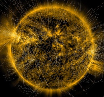미국항공우주국(NASA)에서 촬영한 태양 이미지 위에 태양 자기장을 표현한 그림. NASA·SO·AIA·LMSAL 제공