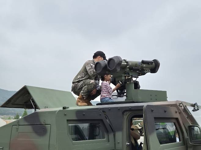 24일 경기 양주시 광적면 가납리비행장에서 열린 2024 아미 타이거(Army TIGER) 드론봇 페스티벌에서 아이들이 군용차량에 올라 장비를 체험하고 있다. 사진=뉴스1