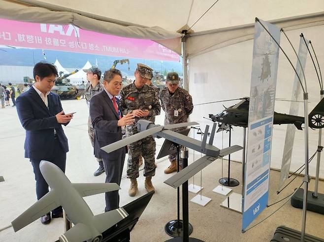 24일 양주시 가납리 비행장에서 열린 '2024 드론봇 페스티벌'에서 합참 작전부 관계자들이 한국항공우주산업(KAI) 부스를 방문하고 있다. 한국항공우주산업 제공