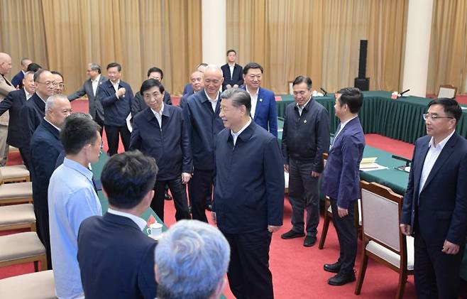 시진핑(가운데) 중국 국가주석이 23일 중국 산둥성 지난에서 열린 기업인 및 전문가 간담회에 참석한 기업·학계 대표들과 얘기를 나누고 있다 신화통신 뉴시스