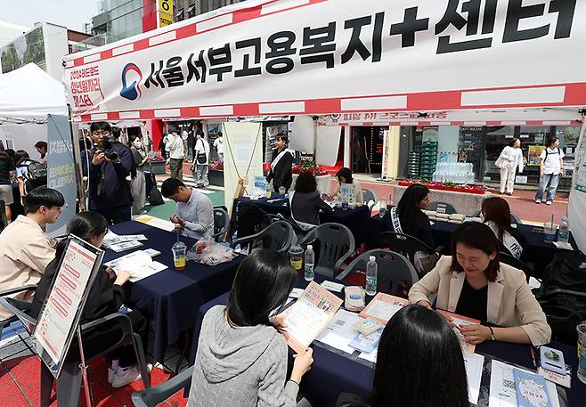 서울 마포구 홍대 레드로드 R4에서 열린 2024 레드로드 청년 일자리 페스타에서 시민들이 각종 프로그램을 체험하고 있다. (ⓒ뉴스1, 무단 전재-재배포 금지)
