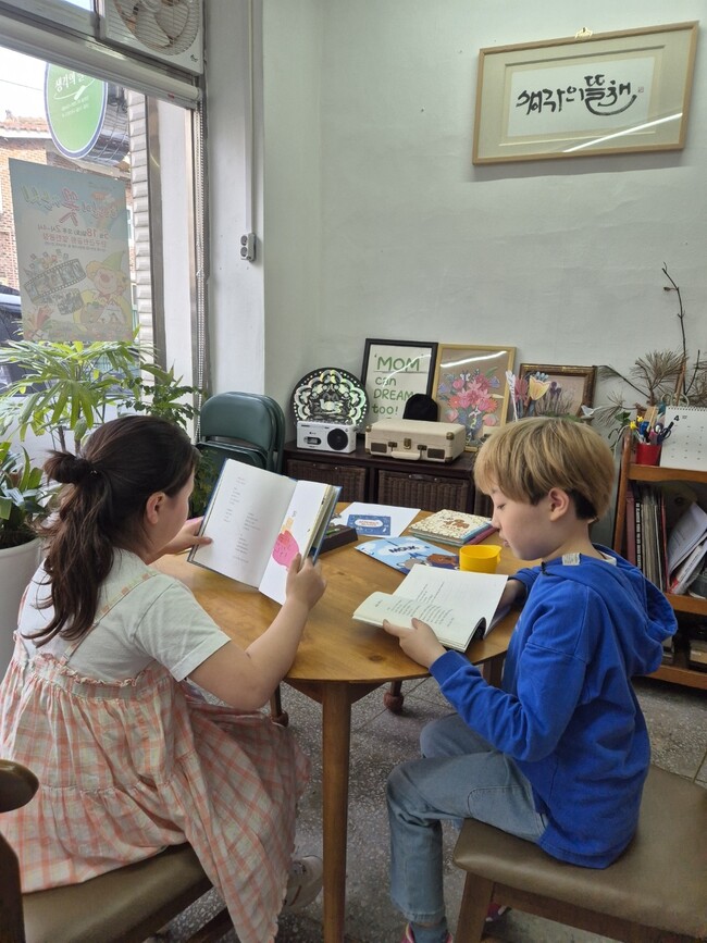 초등 인문예술교실에서 책을 읽고 있는 아이들.