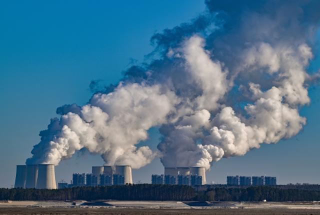 독일 에너지 회사 LEAG가 브란덴부르크주(州)에서 운영하는 옌슈발데 석탄화력발전소 냉각타워에서 지난해 3월 수증기가 피어오르고 있다. AP 연합뉴스