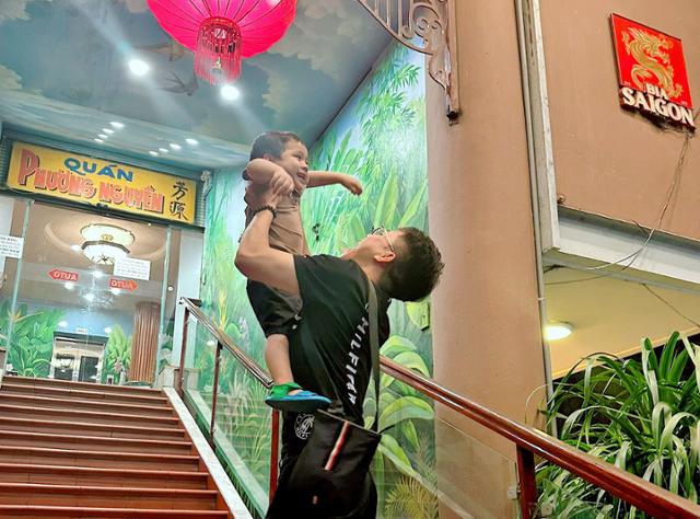 지난해 8월 베트남 하노이에서 한 남성이 아이를 안아 올리고 있다. 하노이=허경주 특파원