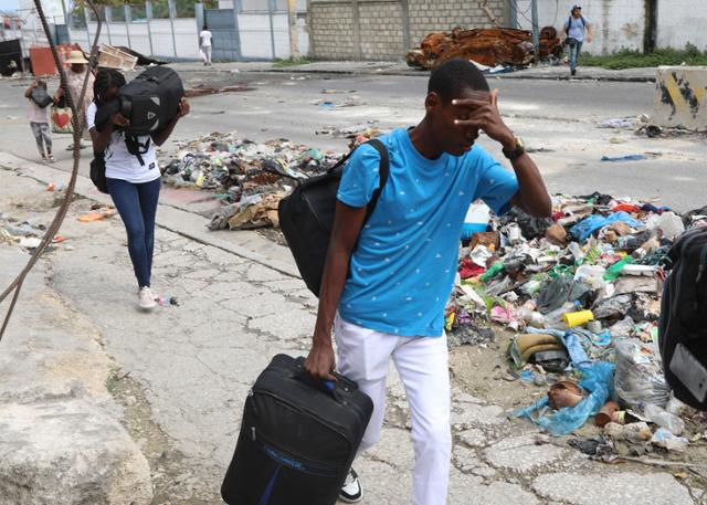 2일 아이티 포르토프랭스 델마22 지역 주민들이 갱단의 폭력을 피해 집을 버리고 대피하고 있다. 포르토프랭스=AP 뉴시스