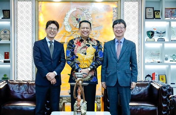 (맨 왼쪽부터)최진국 다이나믹디자인 상무, 밤방 수에사티요(Bambang Soesatyo) 골카르 정당 부의장, 황응연 다이나믹디자인 대표이사가 포즈를 취하고 있다.  [사진=다이나믹디자인]