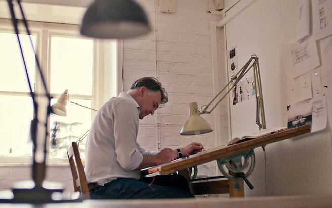 이네오스 그레나디어 디자인 책임자 토비 이큐어 / 출처=차봇모터스