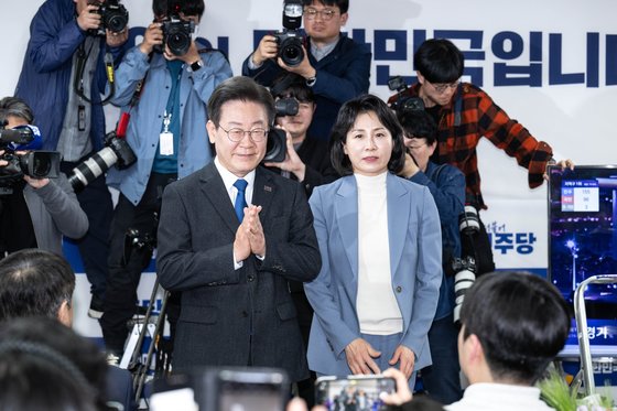 이재명 민주당 대표가 지난 4월 11일 부인 김혜경씨와 함께 인천 계양을 선거구에 나온 모습. [중앙포토]
