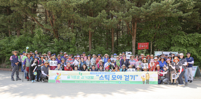 ▲ 횡성군보건소는 지난 23일 횡성호수길 5구간에서 취약지역인 보건진료소 이용 주민들의 건강향상을 위해 ‘스틱 모아 함께 걷기’를 진행하고 기념촬영을 했다.