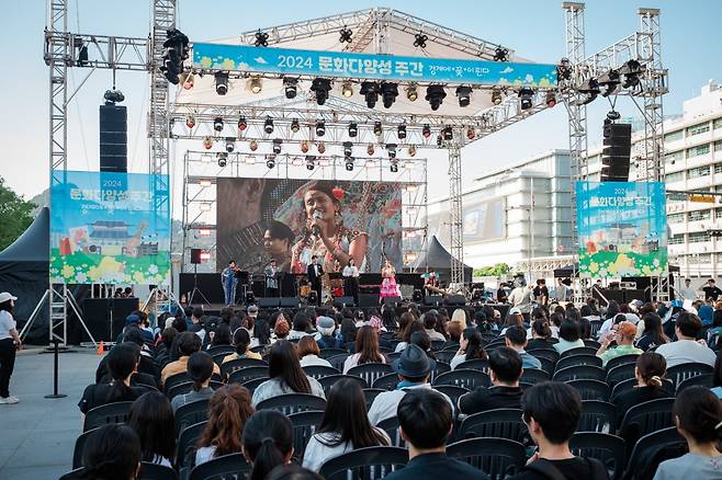 한국예술종합학교AMA 장학생 프로젝트 공연팀이 지난 21일 '문화다양성 주간' 개막 축하공연을 하고 있다. /문체부