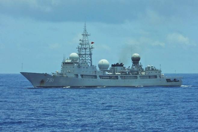 24일 대만 앞바다에 나타난 중국군함.  대만 해안경비대, AFP통신 제공