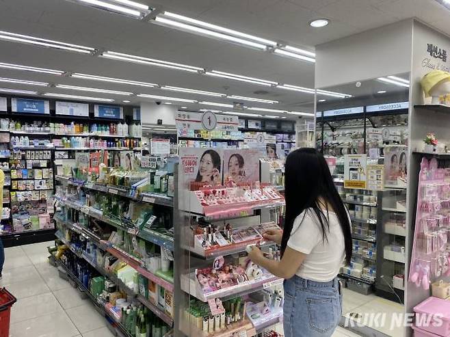 23일 서울의 한 다이소 매장. 한 손님이 화장품 라인을 살펴보고 있다. 사진=심하연 기자