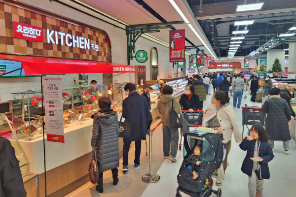 시민들이 서울 은평구 롯데마트 그랑그로서리 은평점에 마련된 즉석식품 코너 ‘요리하다 키친’에서 장을 보고 있다. 롯데마트 제공