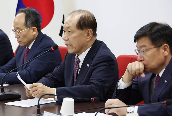 황우여 국민의힘 비상대책위원장이 지난 23일 서울 여의도 당사에서 열린 비대위 회의에서 발언을 하는 모습. [사진 출처 = 연합뉴스]