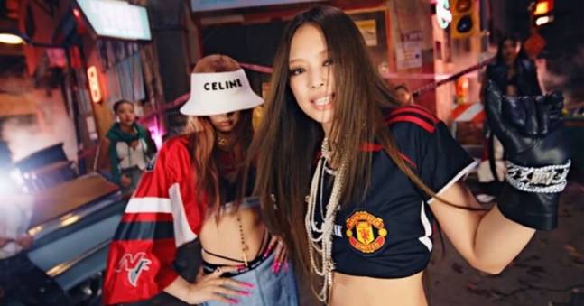 블랙핑크 멤버 리사와 제니가 핑크베놈(Pink Venom) 뮤직비디오에서 블록코어룩을 선보였다.[사진=핑크베놈 뮤직비디오 캡처]