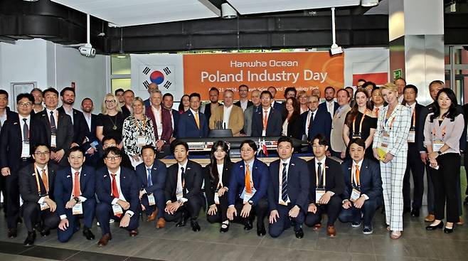 한화오션은 지난 21일 폴란드 그단스크에서 잠수함 관련 국내외 협력업체를 대상으로 폴란드 해군 잠수함 현대화 사업인 ‘오르카(ORKA) 사업’ 참여를 위한 ‘한화오션 폴란드 인더스트리 데이(Hanwha Ocean Poland Industry Day)’ 행사를 개최했다. <한화오션>