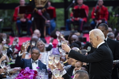 조 바이든 미국 대통령(오른쪽)이 23일(현지시간) 미국 워싱턴DC 백악관에서 열린 국빈 만찬에서 윌리엄 루토 케냐 대통령에게 건배하며 발언하고 있다. [EPA = 연합뉴스]