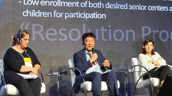 신동보 안동부시장(가운데)이 브라질 쿠리치바시에서 개최된 제17회 국제교육도시연합(IAEC) 세계총회에 참석해 안동시의 교육 우수사례를 발표하고 있다(안동시 제공)
