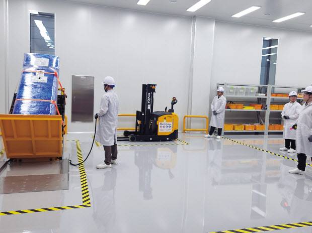 포이스 직원이 올해 2월 설치한 틸팅리프트와 보행식 전동지게차를 시현하고 있다. 김용훈 기자