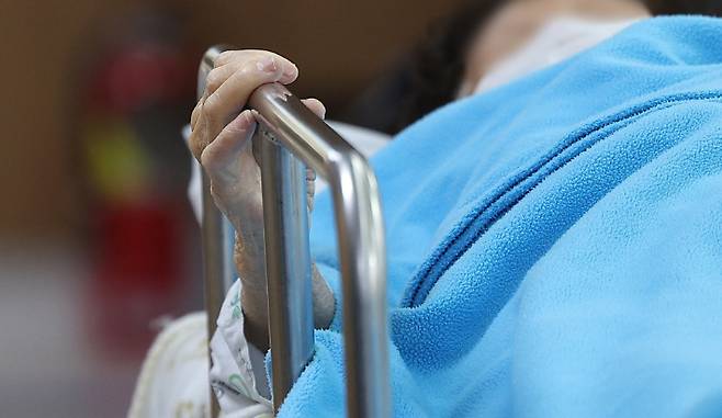 의정갈등이 계속되고 있는 23일 대구 한 대학병원에서 환자가 병상에 누워 진료를 기다리고 있다. 연합뉴스
