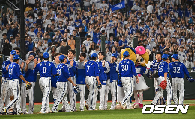 [OSEN=부산, 이석우 기자]삼성 라이온즈 선수들이 롯데 자이언츠에 11-5로 승리한 후 기쁨을 나누고 있다. 2024.05.24 / foto0307@osen.co.kr