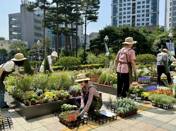 서울 중구청 앞 광장에 지난 23일 마을정원사 양성과정 교육생들이 정원을 만들고 있다.   중구 제공