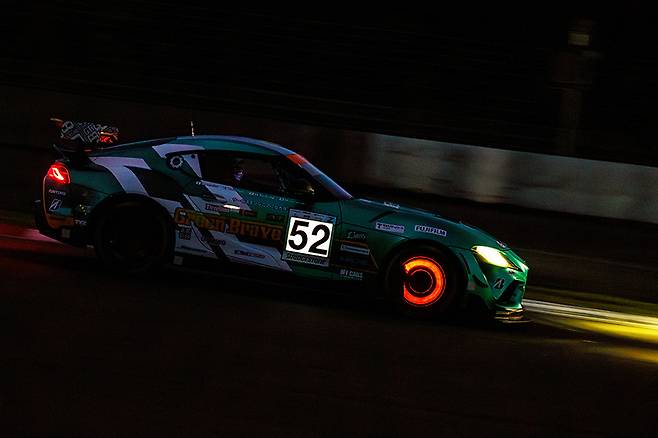 야간 주행에 나선 사이타마 그린 브레이브의 GR 수프라 GT4 에보 레이스카